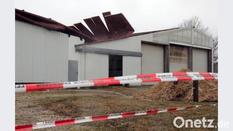 Sturm &quot;Sabine&quot; hat in Thonhausen das Dach eines Pferdestalls abgedeckt. Die Feuerwehr brachte die Tiere in Sicherheit und sperrte den Bereich um das Gebäude sicherheitshalber ab. Bild: Wolfgang Steinbacher