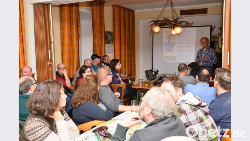Vor Imkern aus der ganzen Region informiert Werner Biedermann (stehend) über Honigsorten, Vermarktung und Lagerung. Bild: fjo