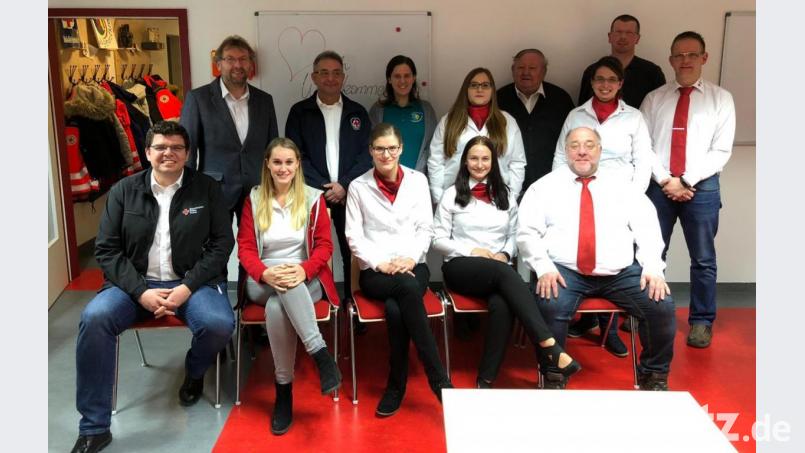Der Dank von BRK-Kreisgeschäftsführer Holger Schedl (vorne links), Wachleiter Mike Busch (hinten, Zweiter von rechts) und Bereitschaftsleiterin Kristina Konz (stehend, Dritte von rechts) galt vor allem den ehrenamtlichen Mitarbeitern. Bild: mde