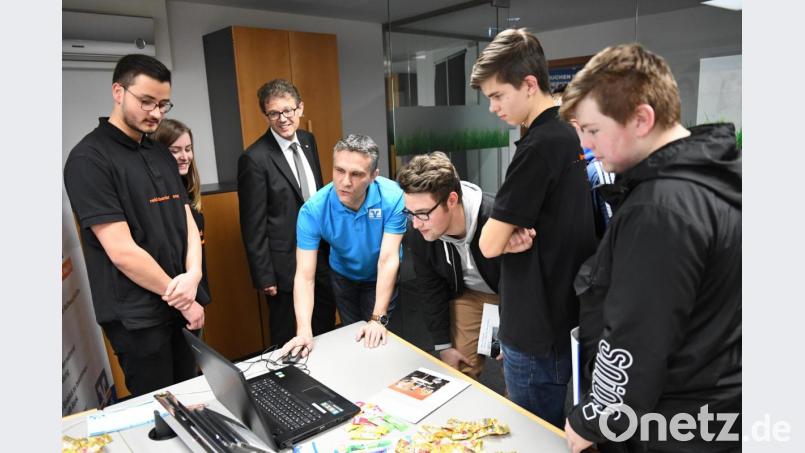 Über die Ausbildungsmöglichkeiten bei der Volksbank-Raiffeisenbank informieren bei der Bewerber-Nacht unter anderem Personalchef Mario Gebhardt (blaues T-Shirt) und Vorstand Andreas Reindl (links daneben). Bild: Andreas Brückmann