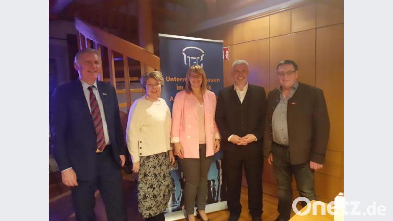 Wie müssen Geschäftsleute mit den Kassenbon-Vorgaben umgehen? Andrea Seitz (Mitte) von den Unternehmerfrauen im Handwerk und Kreishandwerksmeister Hans Weber (rechts) hatten die Experten (von links) Rudolf Kettel, Gerlinde Wanke und Heiko Priester eingeladen. Bild: exb