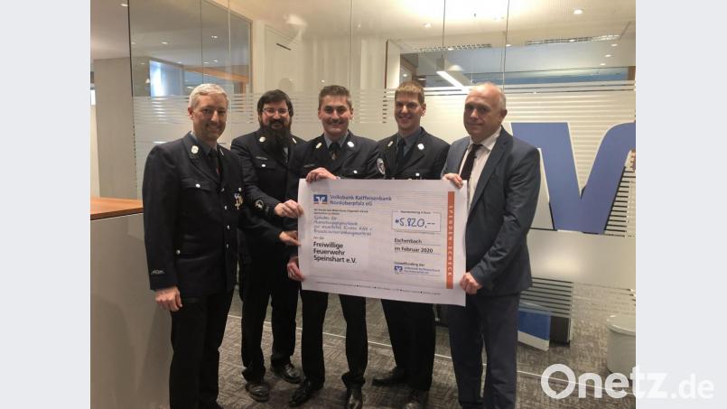 Mit 5.820 Euro erreichte die Spendenaktion der Freiwilligen Feuerwehr Speinshart auf der Crowdfunding-Plattform der Volksbank Raiffeisenbank Nordoberpfalz ein tolles Ergebnis. Bei der Übergabe des symbolischen Spendenschecks durch den Eschenbacher Geschäftsstellenleiter Richard Götz (re) freuten sich FFW-Vorstand Stefan Schedl, Adjutant Andreas Stadler, 2. Vorstand Wolfgang Merkl und Kommandant Christian Höllerl (von links) Bild: do