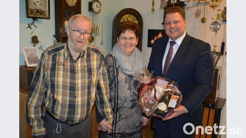 Eleonore und Manfred Weigl sind seit 50 Jahren verheiratet. Zweiter Bürgermeister Stefan Grillmeier (rechts) gratulierte zur Goldenen Hochzeit im Namen der Stadt Mitterteich. Bild: jr