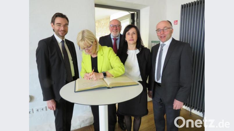 Ministerin Carolina Trautner trägt sich in das Goldene Buch der Marktgemeinde Parkstein ein. Bild: adj