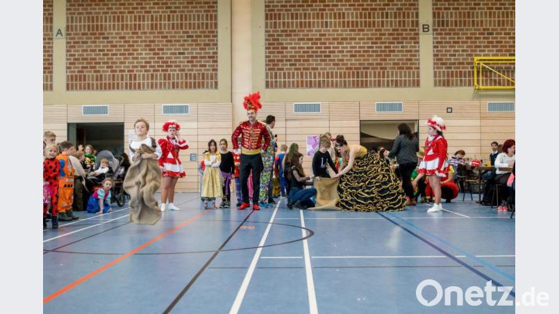 Sackhüpfen oder Schokokusswettessen - Langeweile kommt beim Kinderfasching in Windischeschenbach nicht auf Bild: sml