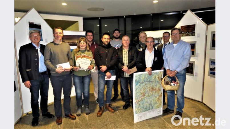 Wolfgang Wenisch (links) vom Initiaktivkreis ließ die Gewinner ihre Preise selbst aussuchen. Helmut Wolfrum, Zweigstellenleiter der Volksbank-Raiffeisenbank (Zweiter von rechts) lud die Gewinner und die Gäste nach der Preisverleihung noch zu Sekt und Häppchen ein. Platz eins holte sich Siegfried Steinkohl aus Friedenfels (Dritter von rechts). Bild: ubb