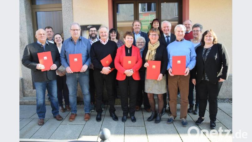 Peter Merther, Kurt Giehl, Heinrich und Hannah Kopatsch, Waltraud Haberkorn sowie Manfred Haberzeth werden geehrt. Marianne Schieder (vorne, von links) gratuliert. Bild: fz