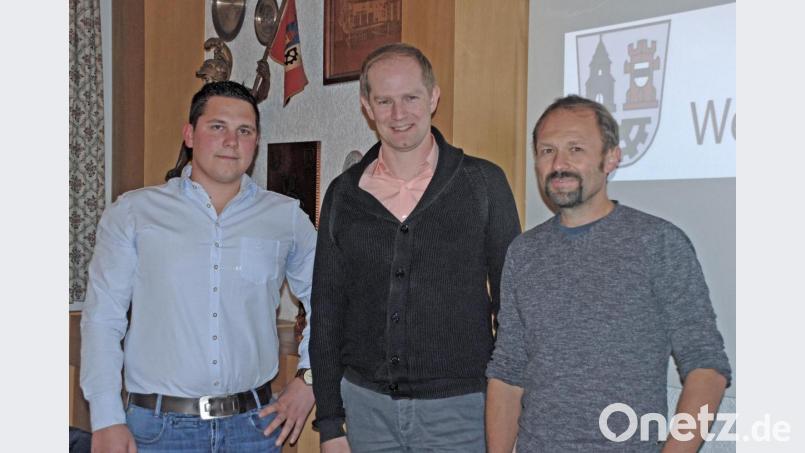 Die Marktgemeinde möchte die Freizeitgestaltung für Jugendliche und junge Erwachsene attraktiver gestalten, deshalb luden die beiden Jugendbeauftragten Maximilian Geitner (links) und Christian Liebl (rechts) zusammen mit Bürgermeister Konrad Kiener zu einer ersten Ideenfindung in den Sitzungssaal des Feuerwehrhauses ein. Bild: wee