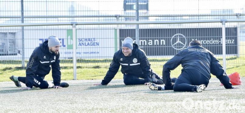 Nach langer Verletzungspause sind bei der DJK Gebenbach Stürmer Nico Becker (links) und Mittelfeldspieler Kai Hempel (Mitte) wieder im Aufbautraining. Bis die beiden wieder spielen können, wird es noch einige Zeit dauern. Bild: Hubert Ziegler