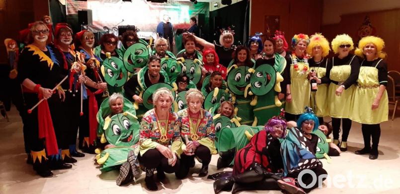 Die Harlekins, die Raupe Nimmersatt, die Schmetterlinge und die gelben Clowns freuen sich über ihre Preise bei der Maskenprämierung. Bild: dod