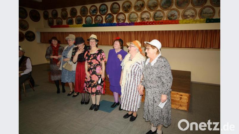 Mit ihrer augenzwinkernden &quot;Gottesdienst-Gymnastik&quot; gefielen Cornelia Groß. Edeltraud und Rita Hey, Edith Uschold, Eva Eichermüller, Marianne Stabla und Gerda Baumann beim Preißacher Landvolkfasching. Bild: bjp