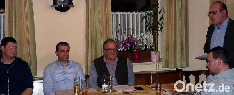 Johannes Schmid (stehend) stellt sich und seine Ideen als Bürgermeisterkandidat vor. Vollste Unterstützung erhält er durch (sitzend, Zweiter bis Vierter von rechts) Bürgermeister Gerhard Löckler und Gemeinderat Stefan Lautner. Gemeinderatskandidat Andreas Lehner erhält bei der Versammlung als frischgebackene Landwirtschaftsmeister Glückwünsche. Bild: br