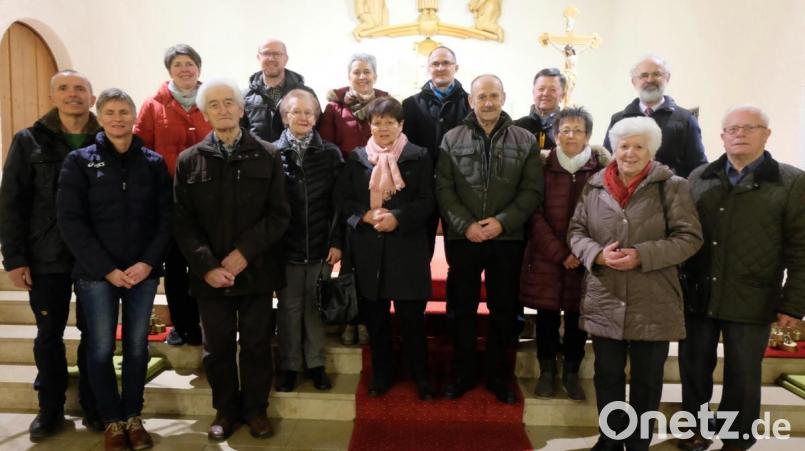 Pfarrer Heinrich Rosner (hinten rechts) zelebrierte in der St.- Barbara-Kirche Stulln einen Dankgottesdienst für Ehepaare aus der Pfarreiengemeinschaft Schwarzenfeld/Stulln. Bild: ohr