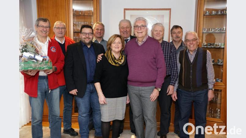Die Gratulanten gaben sich am Mittwoch bei Josef Hecht (vorne rechts, mit Ehefrau Anneliese) die Türklinke in die Hand: (von links) Alois Emerig, Siegfried Jaschke, Thomas Kaufmann, Matthias Melzner, Eberhard Besold, Josef Prechtl, Reiner Raps und Alois Schmid. Bild: bkr