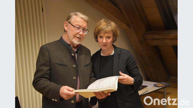 Susanne Neumann beim Vortrag im Maurussaal zusammen mit dem Initiator der Reihe &quot;Stiftländer im Ausland erzählen&quot;, Ludwig Spreitzer. Bild: Johanna Härtl/exb