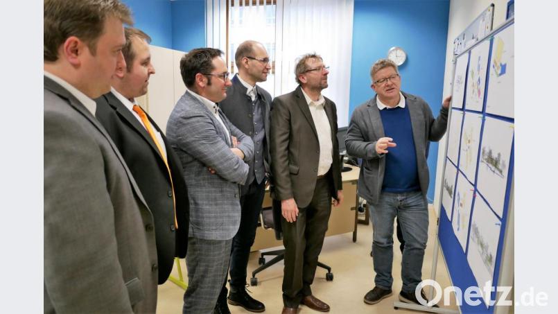 Schulleiter German Helgert stellte Hermann Schraml, Ely Eibisch, Tobias Gotthardt, Dominik Kugler und Markus Lehner (von rechts) die Planungen für die neue Realschule vor. Bild: exb