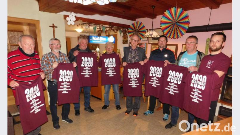 Die ASV-Ehrenvorsitzenden beziehungsweise -Ehrenmitglieder Heinz Kettel, Heribert Veigl, Paul Veigl, Werner Veigl, Hermann von Gernler (von links) und Wolfgang Veigl (Zweiter von rechts) waren die Ersten, die von Vorsitzendem Stephan Veigl (Dritter von rechts) und seinem Stellvertreter Daniel Veigl (rechts) die Jubiläums-T-Shirts erhalten haben. Bild: hai