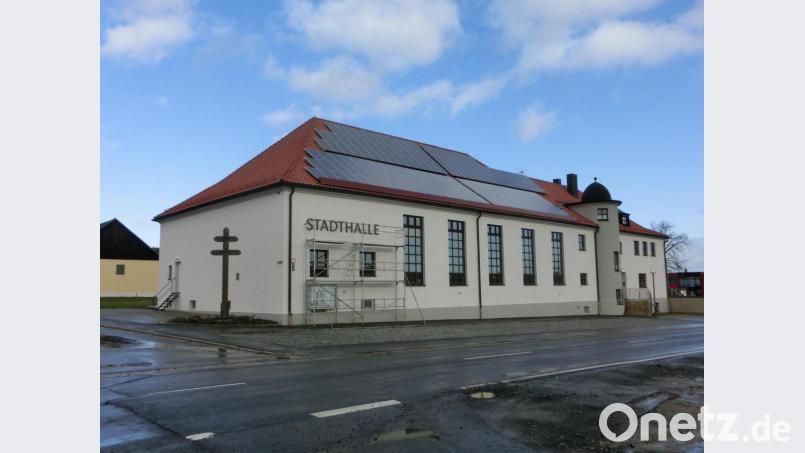 Der Schriftzug &quot;Stadthalle&quot; an der früheren Städtischen Turnhalle an der Egerer Straße in Waldsassen ist am Dienstag montiert worden. Bild: kgg