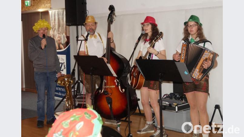 Die drei „Z&#039;s“ unterhielten beim Familienfasching mit Musik und lustigen Geschichten. „Gaststar Harald“ (links) sang mit Begeisterung mit. Bild: weu