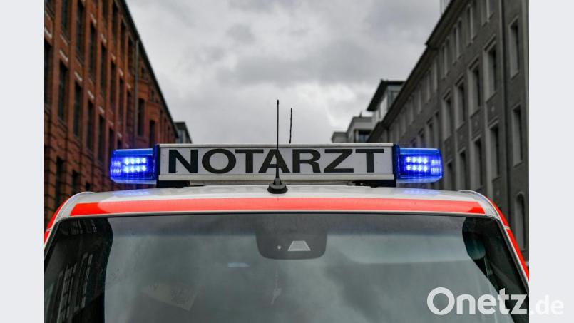 Im Landkreis Cham fanden die Rettungskräfte einen alten Mann tot in seiner Wohnung. Bild: Jens Kalaene/dpa