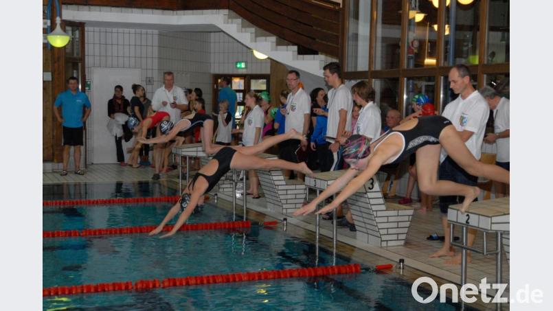 Im Tirschenreuther Hallenbad am Stiftland-Gymnasium werden am Sonntag die Oberpfälzer Mehrkampfmeisterschaften ausgetragen. Neun Vereine schicken 157 Teilnehmer an den Start, der gastgebende Tirschenreuther Schwimm-Club ist mit 24 Aktiven vertreten. Bild: gb