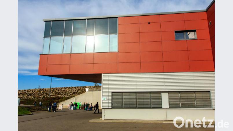 Das Technikgebäude - hier die Ansicht von Süden her - wird aufgestockt, um Platz für die Mitarbeiter zu schaffen. Bild: Hösamer