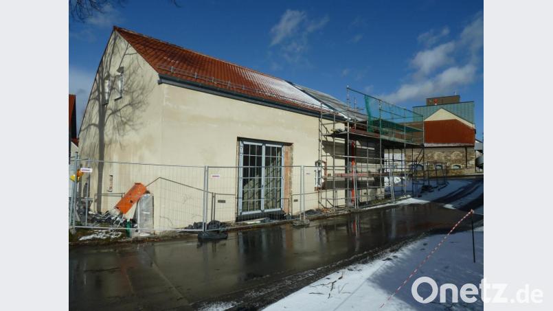 Entgegen der Planung bleibt die Straße für die Durchfahrt bestehen. Mit einer Breite von 3,30 Metern rutscht sie jedoch etwas vom Gebäude weg. Angedacht sind vier Büroarbeitsplätze im Obergeschoss. Bild: Portner