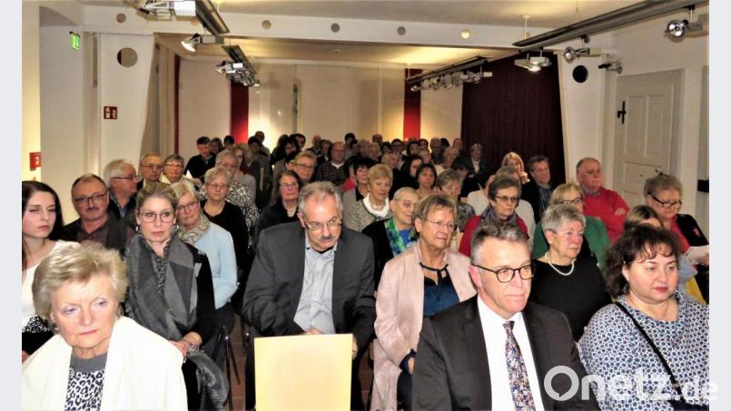 Viele Gäste haben sich am Freitagabend von den romantischen Klängen der Harfe verzaubern lassen. Auch Bürgermeister Franz Stahl und seine Frau Cornelia (vorne rechts) waren dabei. Bild: ubb