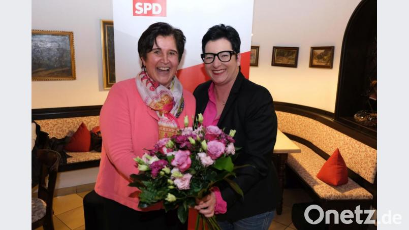 Temperamentvoll forderte die Bundesvorsitzende der Arbeitsgemeinschaft sozialdemokratischer Frauen, Maria Noichl (links), Gleichberechtigung von Mann und Frau. OB-Kandidatin Birgit Fruth (rechts) dankte ihr mit Blumen für ihren engagierten Vortrag. Bild: usc