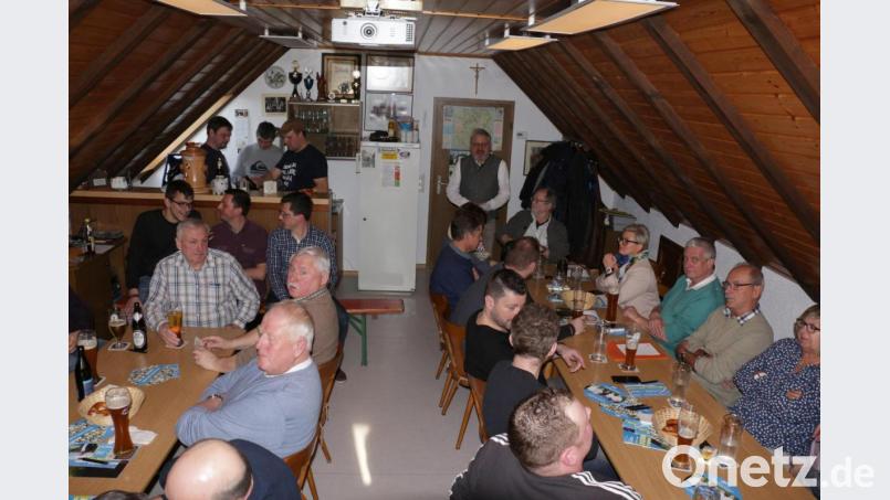 Voll besetzt ist das Mockersdorfer Feuerwehrhaus beim Bürgergespräch der CSU-ÜW Neustadt am Kulm. Bild: rpp