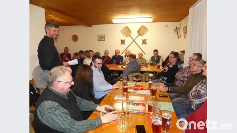 SPD-Bürgermeisterkandidat Thomas Ott (stehend). Bild: rn