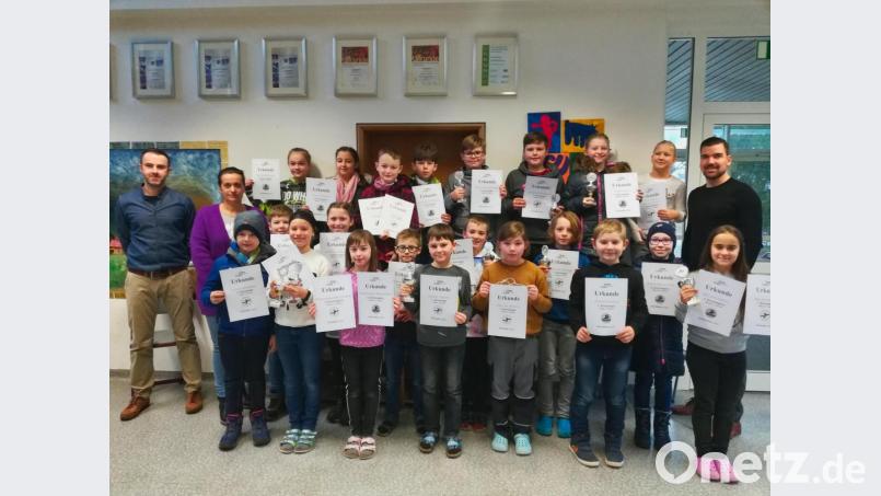Die besten Eisläufer und die besten Schwimmer der Jahrgangsstufen drei und vier der Grundschule Mitterteich zusammen mit den Lehrern Benno Nitsch (rechts) und Markus Männer (links) sowie stellvertretender Schulleiterin Gabriele Stock (Zweite von links). Bild: exb