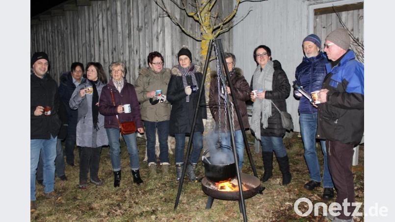 CSU-Vorsitzender Wolfgang Söllner (links) servierte den Mitgliedern der Frauen-Union am offenen Feuer die Feuerzangenbowle. FU-Vorsitzende Petra Becher (Fünfte von links) bedankte sich für die Spende. Bild: soj