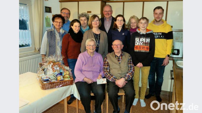 Bei guter Gesundheit feierte Sigmund Härtl (vorne rechts) seinen 85. Geburtstag. Ein Gruppenbild zusammen mit Ehefrau Maria (vorne links), seinen Kindern mit ihren Familien, Bürgermeister Gottfried Härtl (hinten Mitte) sowie Vertretern von BRK und Seniorenvereinigung durfte nicht fehlen. Bild: bsc