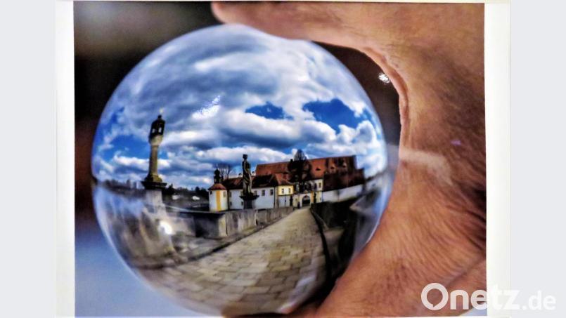 Lukas Fenzl hat den Fischhofpark in der Glaskugel eingefangen. Bild: exb