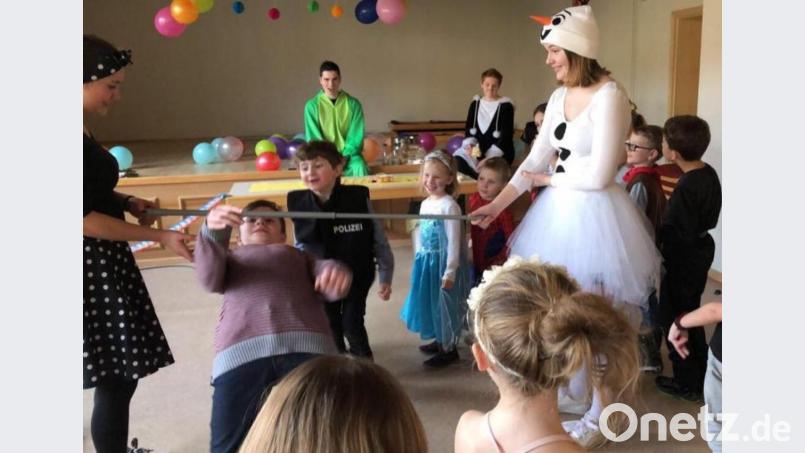 Beim karibischen Limbo legen sich die kleinen Faschingsnarren mächtig ins Zeug. TSV-Vereinsjugendvorsitzende Tabea Meiler und Lena Riedl hatten mindestens so viel Spaß wie ihre kleinen Maschkerer. Bild: cro