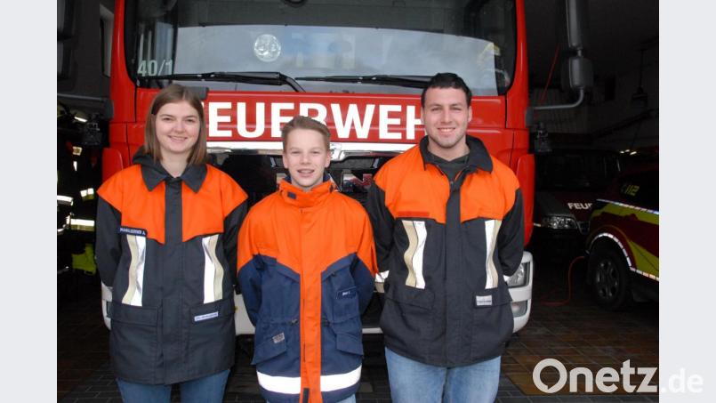 Das neue Führungstrio der Schmidmühlener Feuerwehrjugend mit (von links) Jugendleiterin Anna Manglberger, dem neugewählten Jugendsprecher Louis Birner und Jugendleiter Julian Decker. Bild: pop