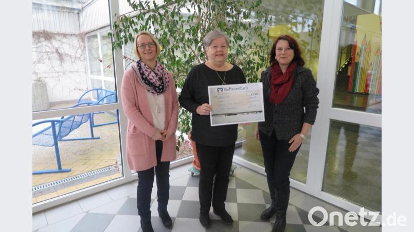 Ilse Brandl (Mitte) bedankte sich bei Rektorin Christine Wiesend (links) und Damaris Bergemann (rechts) für die Spende zugunsten des Kinderheimes in Shillong. Bild: jzk