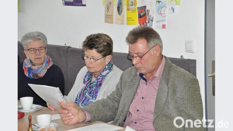 Vorsitzender Herbert Brilla (rechts) las eine umfangreiche Liste mit Aktivitäten der Schlaganfallselbsthilfegruppe Speichersdorf vor. Bild: ak