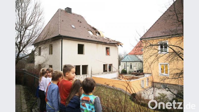 Den Abbruch des Schwesternhauses beim katholischen Pfarrhof können die Kinder des St. Elisabeth-Kindergartens aus nächster Nähe verfolgen.. Bild: JOCHEN NEUMANN 
ERBENDORF