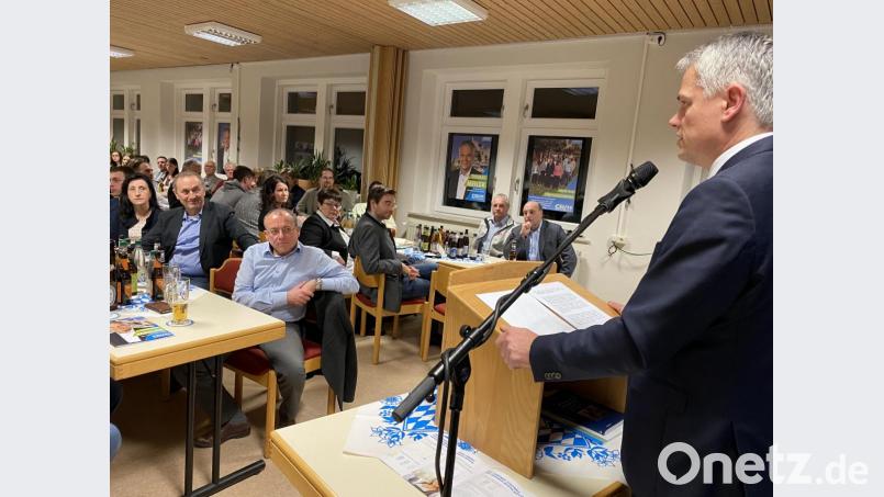 Bürgermeister Thomas Meiler erläutert in der Auftaktveranstaltung der CSU seine Vorstellungen für die kommenden sechs Jahre. Bild: Eichl