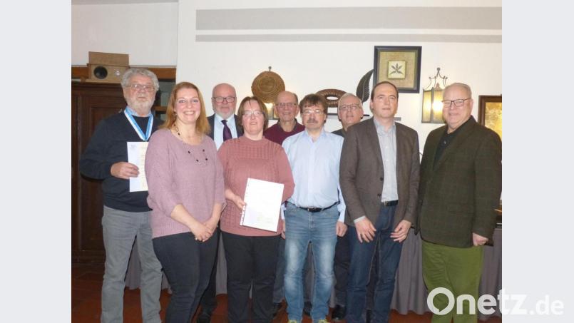 Wahlen und Ehrungen standen bei der Eigenheimer-Vereinigung Neukirchen an. Von links Vorsitzender Günther Weinfurtner, seine Stellvertreterin Jacqueline Misch, Landesvorstandsmitglied Hans-Jürgen Reitzenstein, Angelika Wiemann, Werner Linhart, Michael Dietl, Bürgermeister Winfried Franz, Walter Pilhofer und Norbert Eitner. Bild: fm
