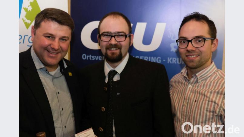 Israel ist eine Reise wert, die Sicherheit dort für Touristen gewährleistet. Das kam bei einem Vortrag von Maximilian Großer (Mitte) zum Ausdruck, zu dem ASP-Kreisvorsitzender Daniel Müller (links) und JU-Kreisvorsitzender Florian Füger (rechts) nach Raigering eingeladen hatten. Bild: usc