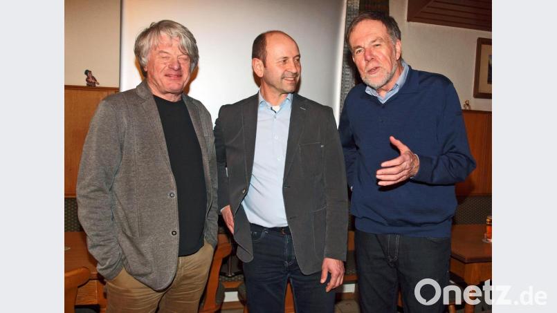 Zum Thema „Dorferneuerung und Städtebauförderung – eine Chance für Ensdorf“ konnte SPD-Ortsvorsitzender und Bürgermeisterkandidat Johann Ram als Referenten Architekt Willi Schmid (links) und Landschaftsarchitekt Wolfgang Fetsch (rechts) begrüßen. Bild: sön
