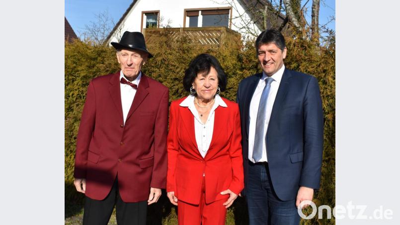 Zum 80. Geburtstag gratulieren Veronika Gerber unter anderen Lebensgefährte Otto Gollwitzer (links) und Bürgermeister Edgar Knobloch. Bild: rgr