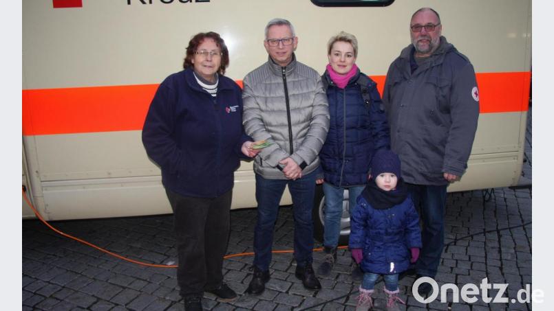 Petra (links) und Richard Meierl (rechts) bedankten sich bei Tino Kaiser und Carmen Kirchner (im Bild mit Tochter Constanze) für die Spende von 300 Euro. Bild: wro