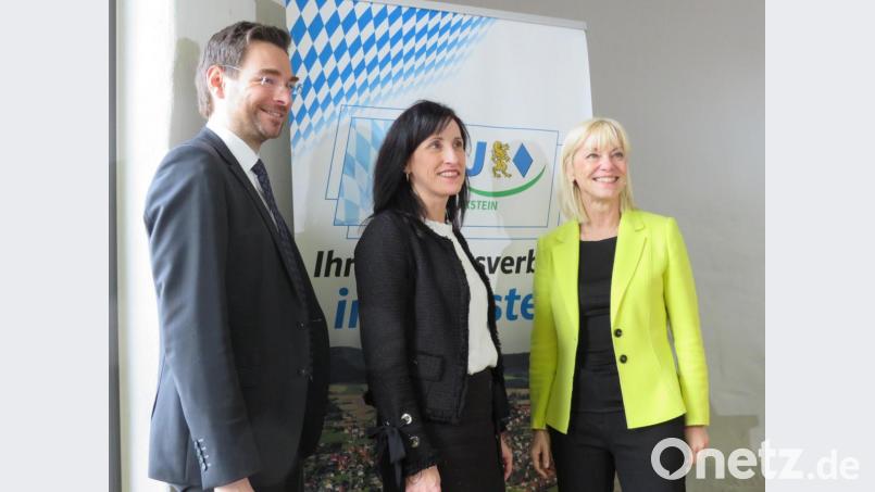 Bürgermeisterin Tanja Schiffmann (Mitte) begrüßt Abgeordneten Stephan Oetzinger (links) und Ministerin Carolina Trautner (rechts). Bild: adj