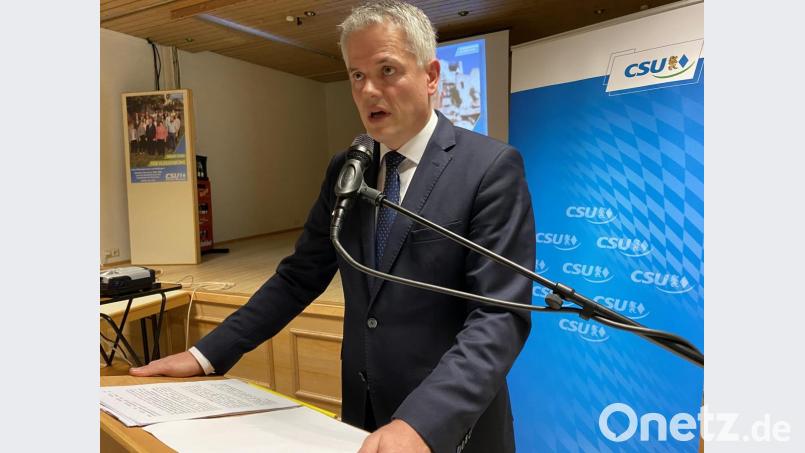 Bürgermeister Thomas Meiler erläutert in der Auftaktveranstaltung der CSU seine Vorstellungen für die kommenden sechs Jahre. Bild: Eichl