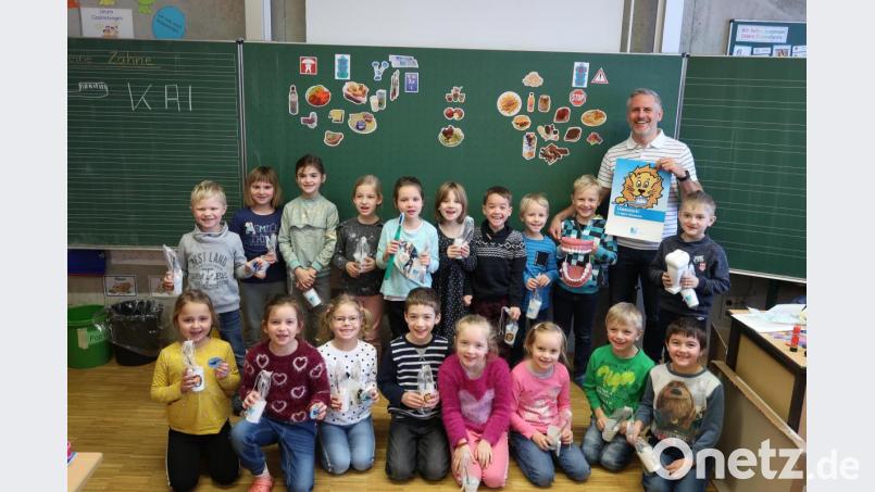 Ddie Klasse 1a der Grundschule Plößberg mit Zahnarzt Frank Kiener. Bild: exb/Corinna Böhm