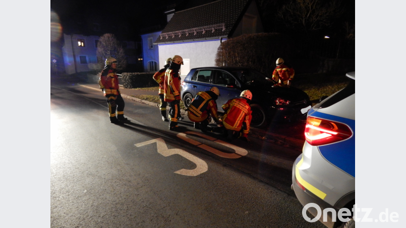 Mit technischen Gerätschaften unterstützen die Kräfte der Freiw. Feuerwehr Kemnath auf Anforderung der Polizei bei der Pkw-Bergung. Bild: mde